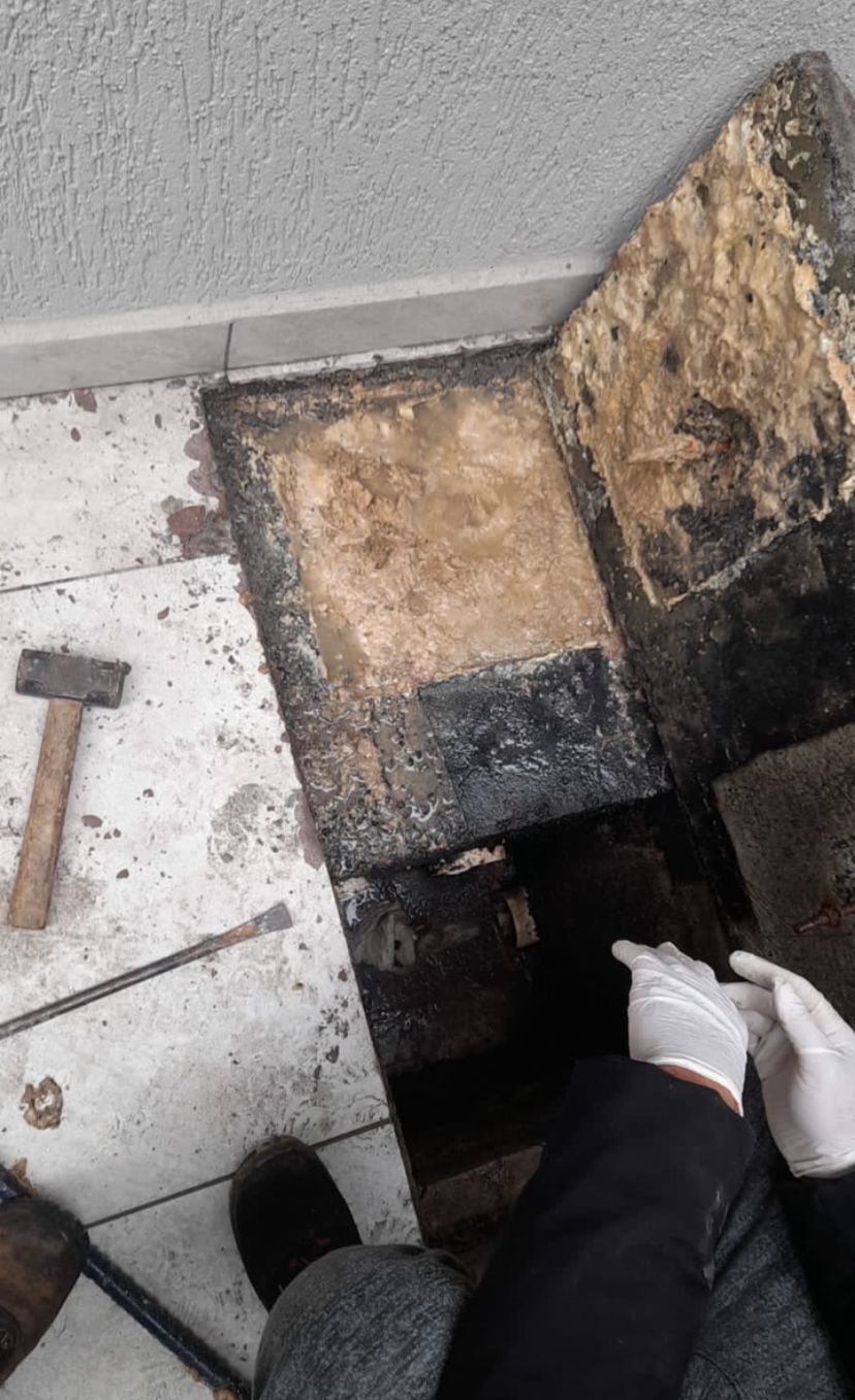 Técnico realizando desentupimento de ralo